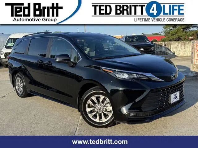 2025 Toyota Sienna LE 8-Passenger