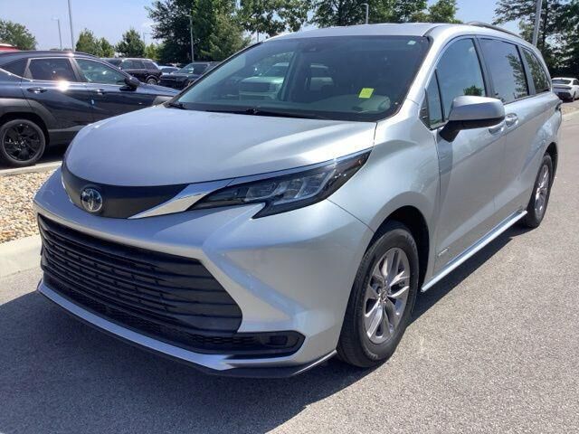 2021 Toyota Sienna LE 8-Passenger