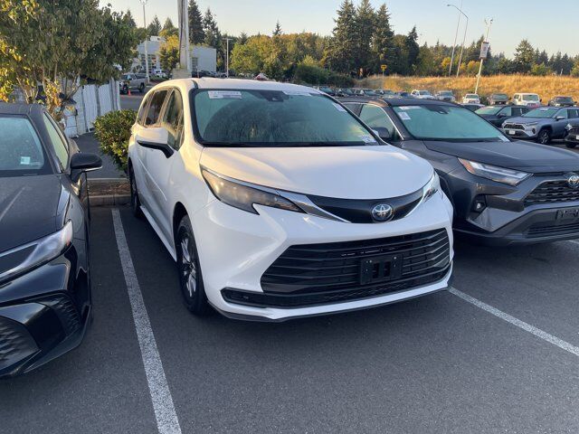 2024 Toyota Sienna LE
