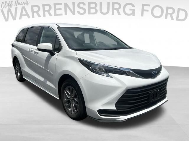2025 Toyota Sienna LE 8-Passenger