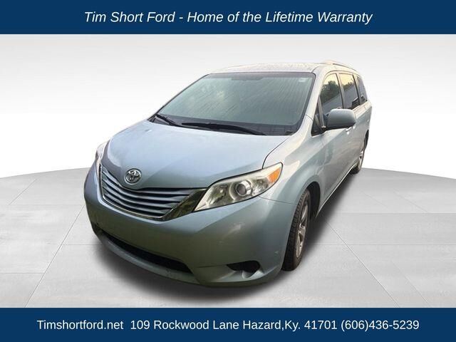 2017 Toyota Sienna LE 7-Passenger Auto Access Seat