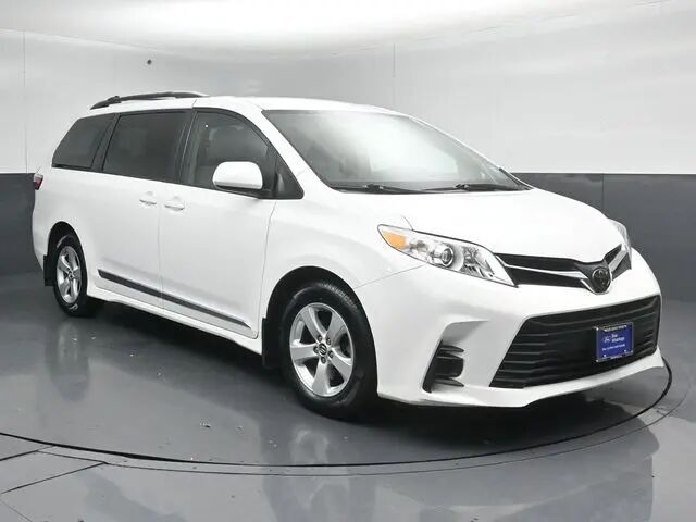 2018 Toyota Sienna LE 7-Passenger Auto Access Seat