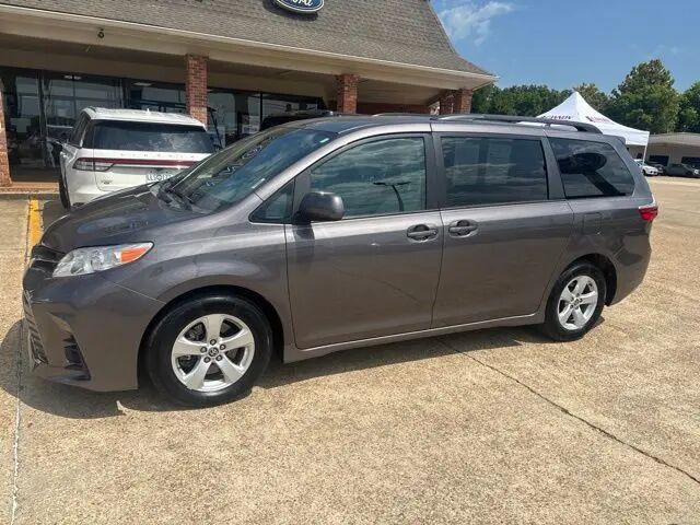 2020 Toyota Sienna LE 7-Passenger Auto Access Seat — photo 1 of 13