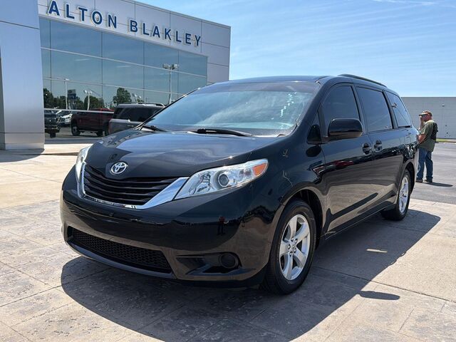 2017 Toyota Sienna LE 7-Passenger Auto Access Seat