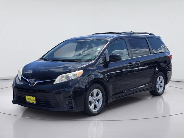 2018 Toyota Sienna LE 7-Passenger Auto Access Seat — photo 1 of 13