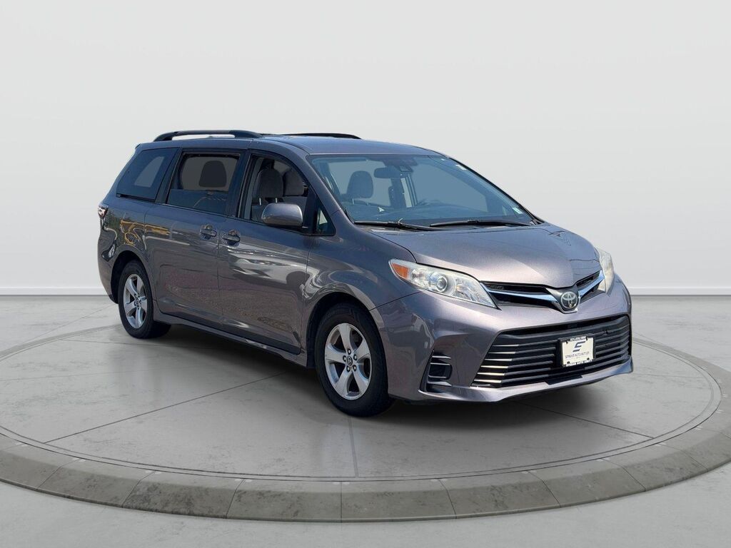 2018 Toyota Sienna LE 7-Passenger Auto Access Seat — photo 1 of 1