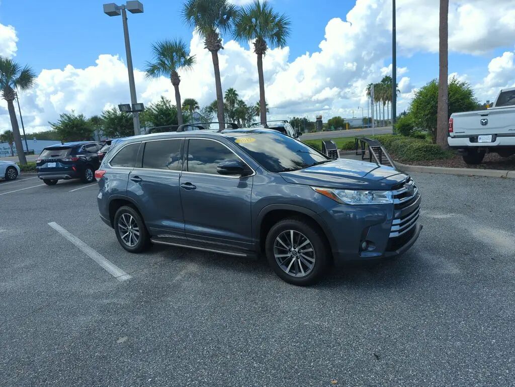 2017 Toyota Highlander XLE — photo 1 of 10