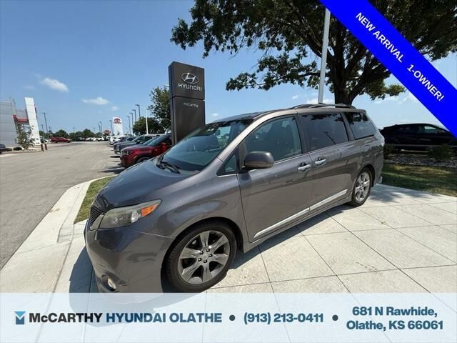 2014 Toyota Sienna SE 8-Passenger