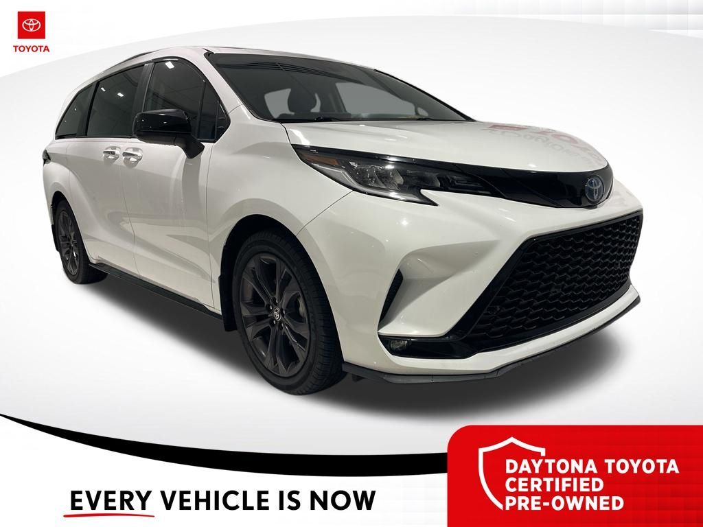 2025 Toyota Sienna XSE — photo 1 of 9