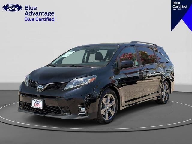 2018 Toyota Sienna SE 8-Passenger — photo 1 of 12