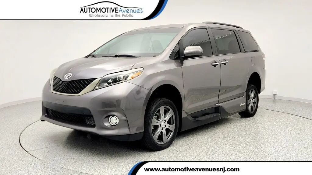 2017 Toyota Sienna SE 8-Passenger — photo 1 of 13