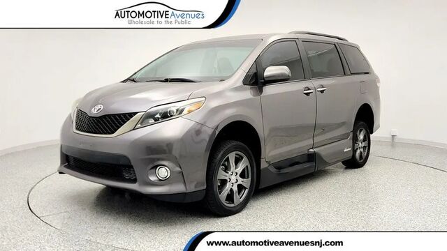 2017 Toyota Sienna SE 8-Passenger