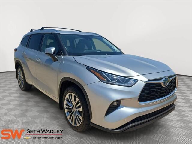 2023 Toyota Highlander Hybrid Limited — photo 1 of 13