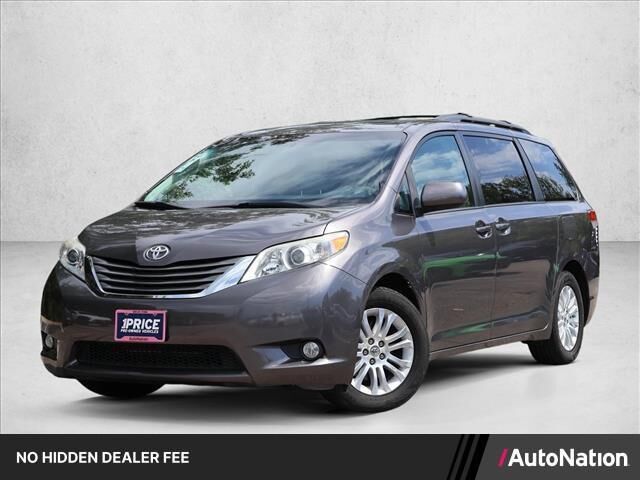 2012 Toyota Sienna XLE 7-Passenger Auto Access Seat — photo 1 of 13