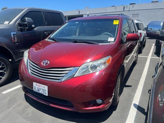 2014 Toyota Sienna XLE 7-Passenger Auto Access Seat