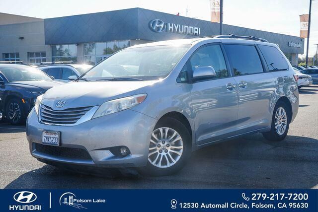 2015 Toyota Sienna XLE 7-Passenger Auto Access Seat