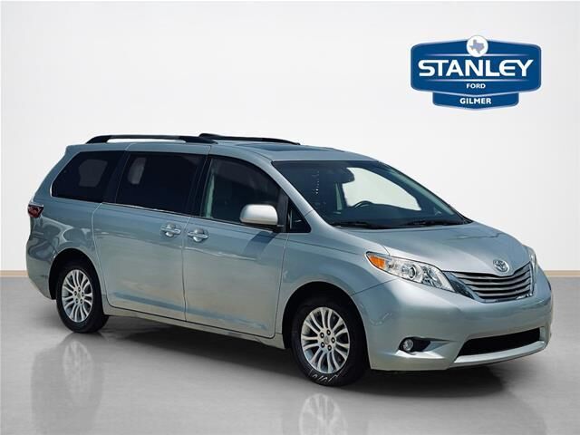 2015 Toyota Sienna XLE 7-Passenger Auto Access Seat — photo 1 of 8