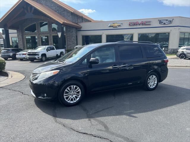 2016 Toyota Sienna XLE 7-Passenger Auto Access Seat
