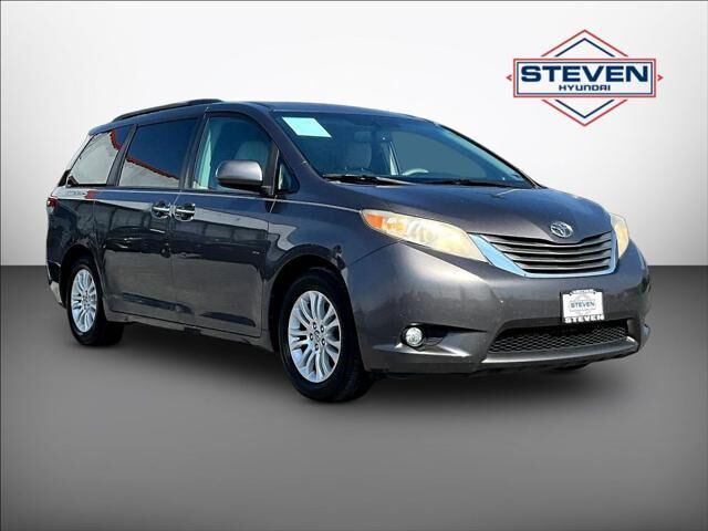 2012 Toyota Sienna XLE 7-Passenger Auto Access Seat