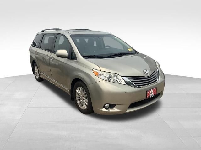 2016 Toyota Sienna XLE 7-Passenger Auto Access Seat