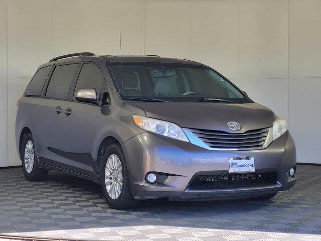 2014 Toyota Sienna XLE 7-Passenger Auto Access Seat