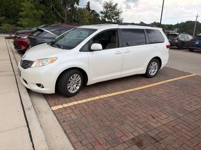 2015 Toyota Sienna XLE 7-Passenger Auto Access Seat