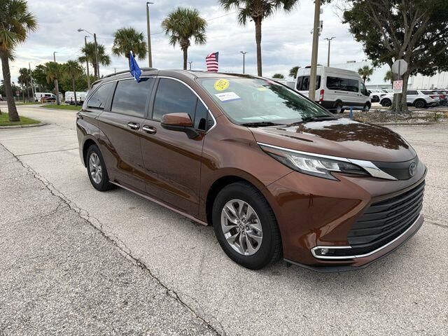 2022 Toyota Sienna XLE 8-Passenger