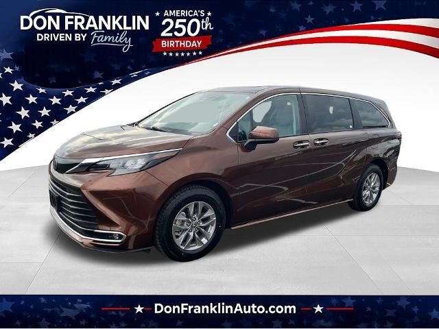 2024 Toyota Sienna XLE 8-Passenger — photo 1 of 1