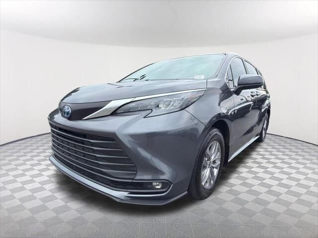 2025 Toyota Sienna XLE 8-Passenger