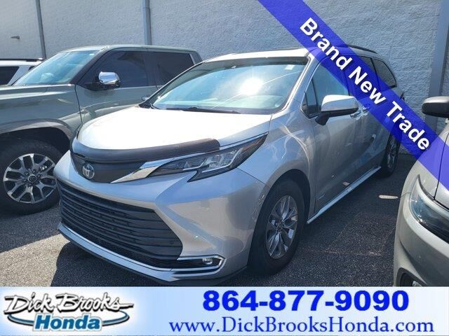 2021 Toyota Sienna XLE 7-Passenger — photo 1 of 13