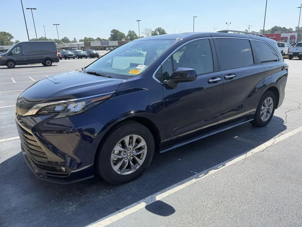2025 Toyota Sienna XLE 8-Passenger — photo 1 of 12