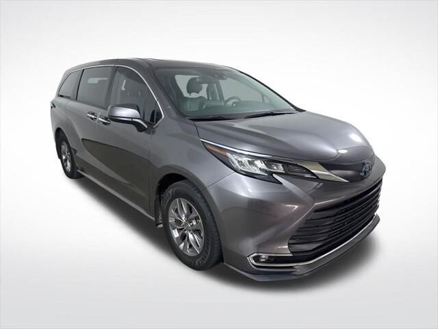 2023 Toyota Sienna XLE 8-Passenger