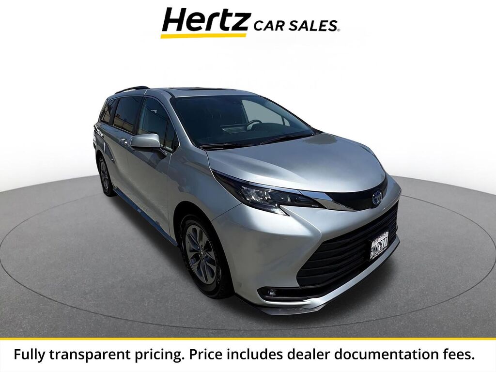 2025 Toyota Sienna XLE — photo 1 of 11