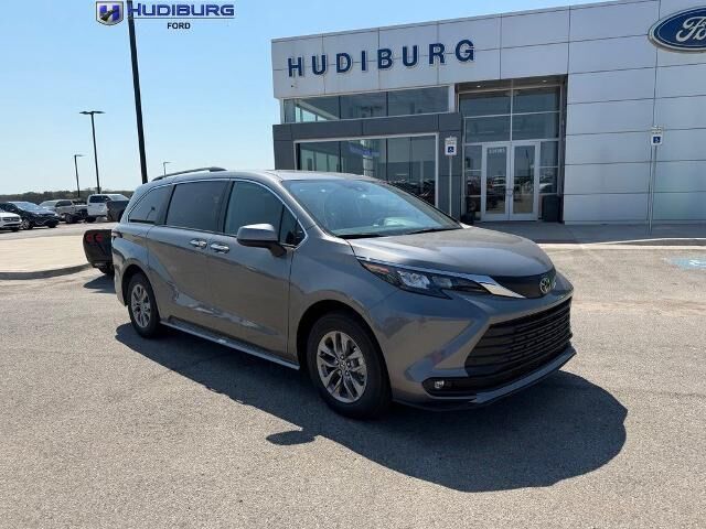 2026 Toyota Sienna XLE 8-Passenger