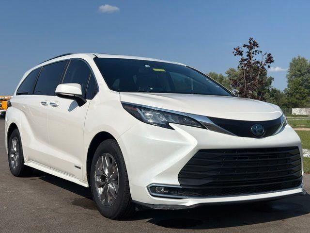 2021 Toyota Sienna XLE 7-Passenger — photo 1 of 13