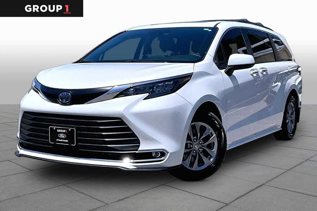 2024 Toyota Sienna XLE 8-Passenger — photo 1 of 1