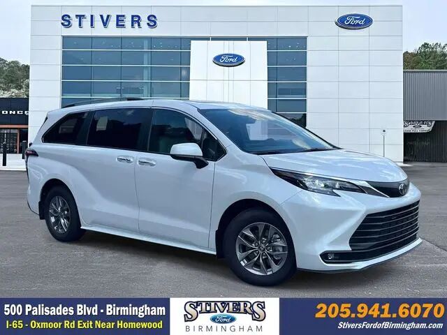 2026 Toyota Sienna XLE 8-Passenger — photo 1 of 11