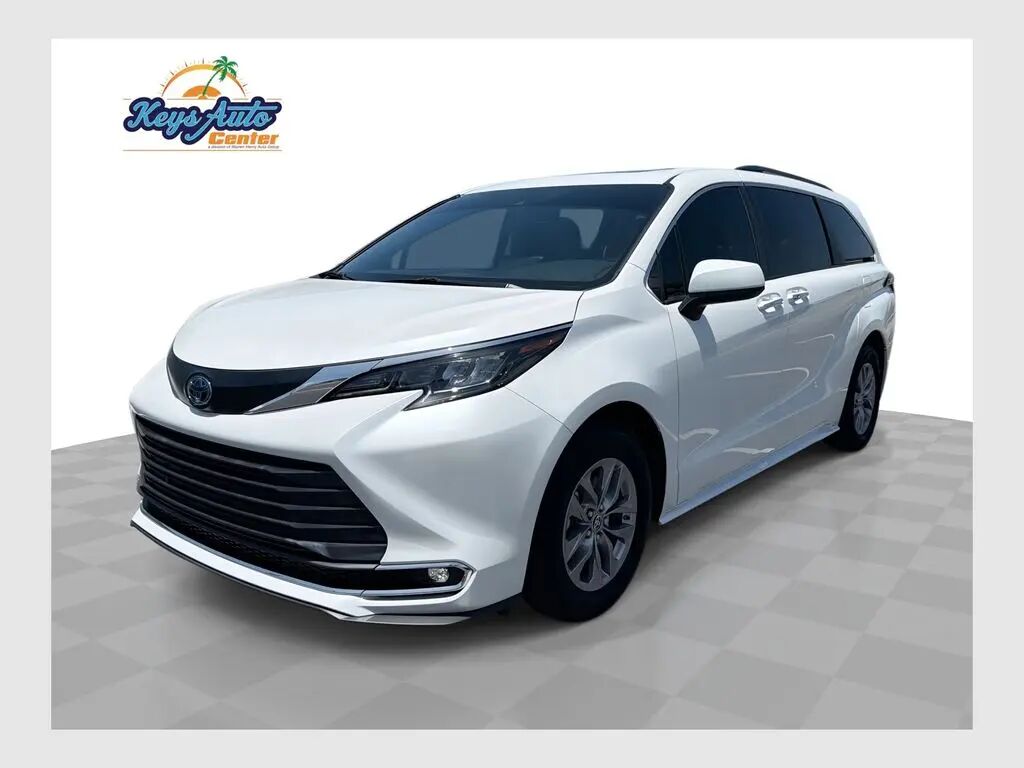 2024 Toyota Sienna XLE 8-Passenger — photo 1 of 13