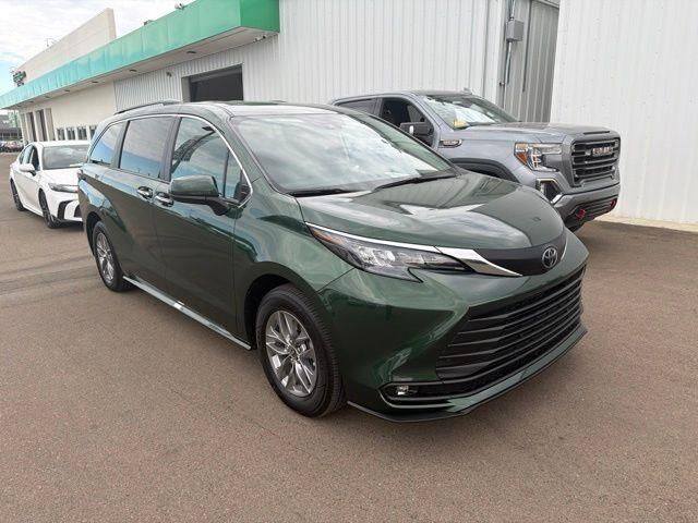 2026 Toyota Sienna XLE 8-Passenger — photo 1 of 13