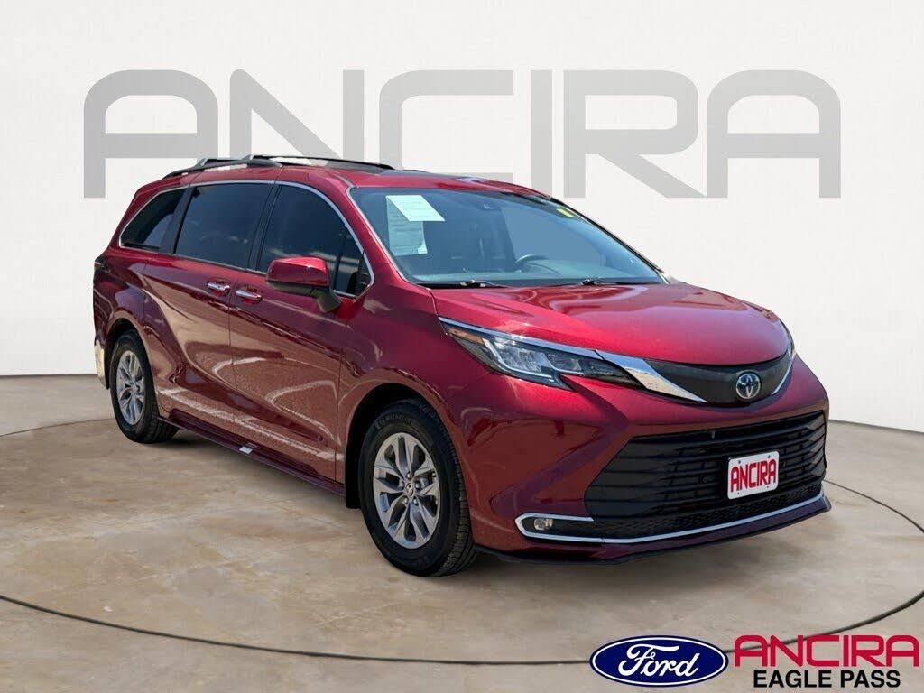 2022 Toyota Sienna XLE 8-Passenger — photo 1 of 1