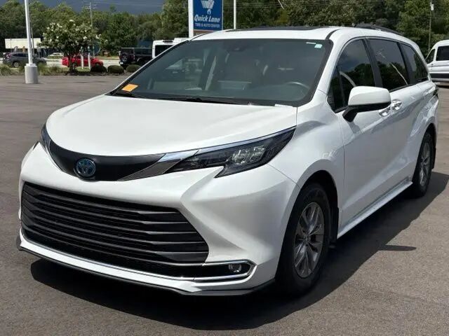 2024 Toyota Sienna XLE 8-Passenger