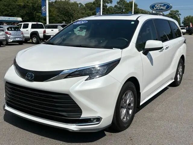 2024 Toyota Sienna XLE 8-Passenger