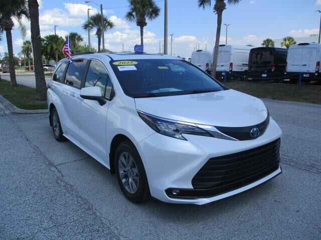 2025 Toyota Sienna XLE 8-Passenger