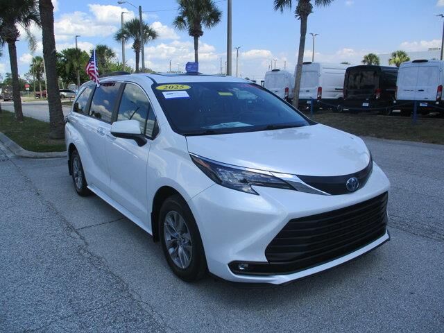 2025 Toyota Sienna XLE 8-Passenger — photo 1 of 3