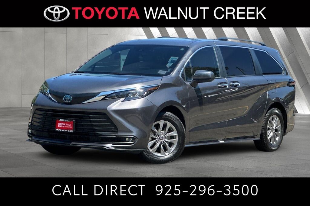2025 Toyota Sienna XLE — photo 1 of 9