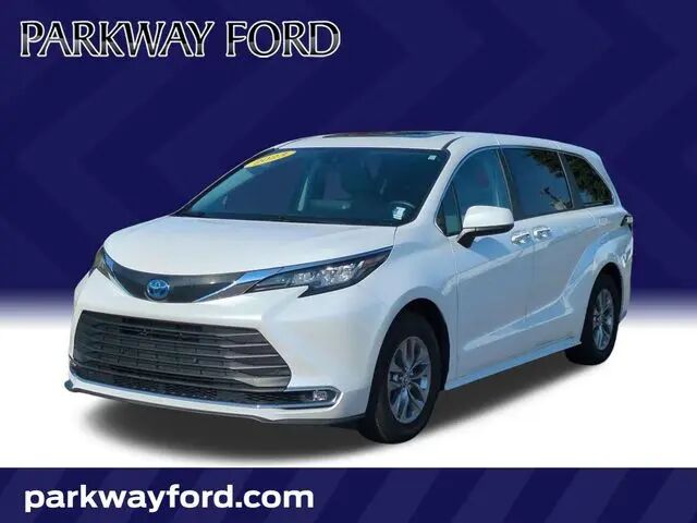 2023 Toyota Sienna XLE 8-Passenger — photo 1 of 13