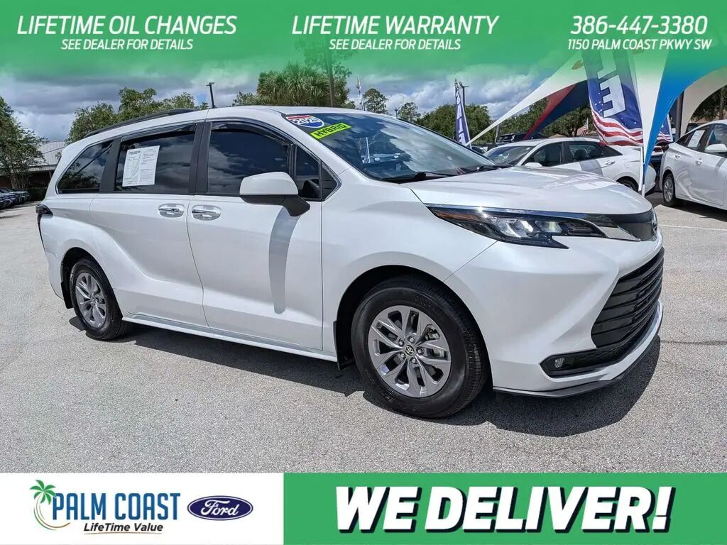 2025 Toyota Sienna XLE 8-Passenger — photo 1 of 13