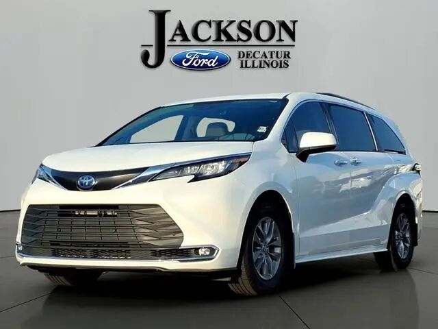 2022 Toyota Sienna XLE 8-Passenger — photo 1 of 12