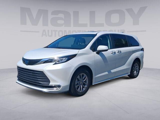2023 Toyota Sienna XLE 8-Passenger