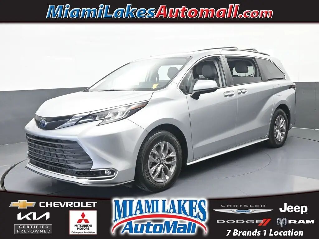 2023 Toyota Sienna XLE 8-Passenger — photo 1 of 13